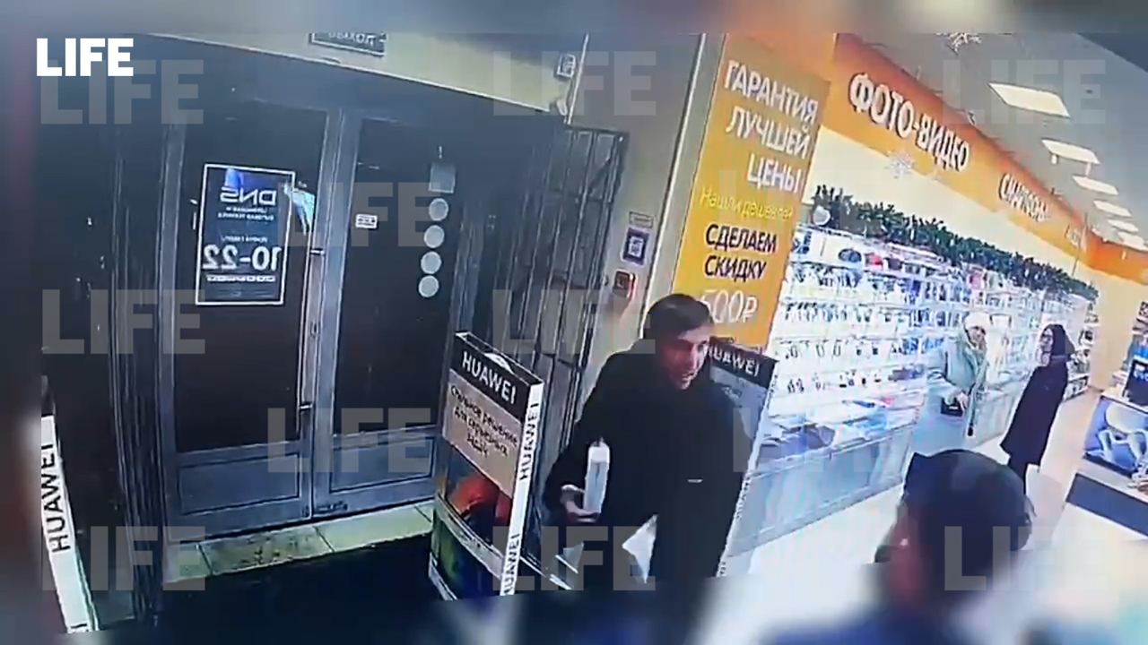 В Петербурге магазин лишился нескольких товаров после визита клиентов с ножом