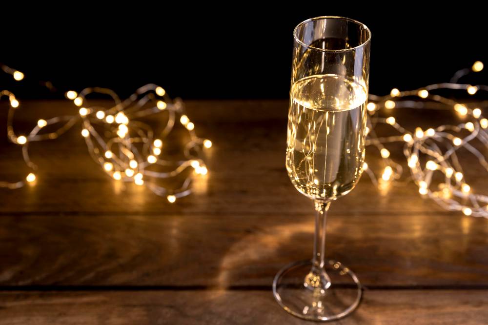Россиянам подсказали необычное украшение бокалов с шампанским на новогоднем столе