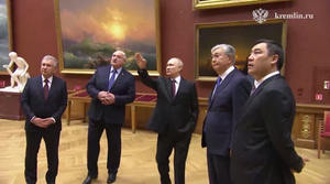 Лидерам стран СНГ во второй день неформального саммита провели экскурсию по Русскому музею