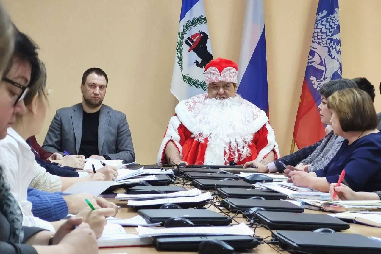 "Немножко удивил коллег": Российский мэр объяснил появление на планёрке в образе Деда Мороза