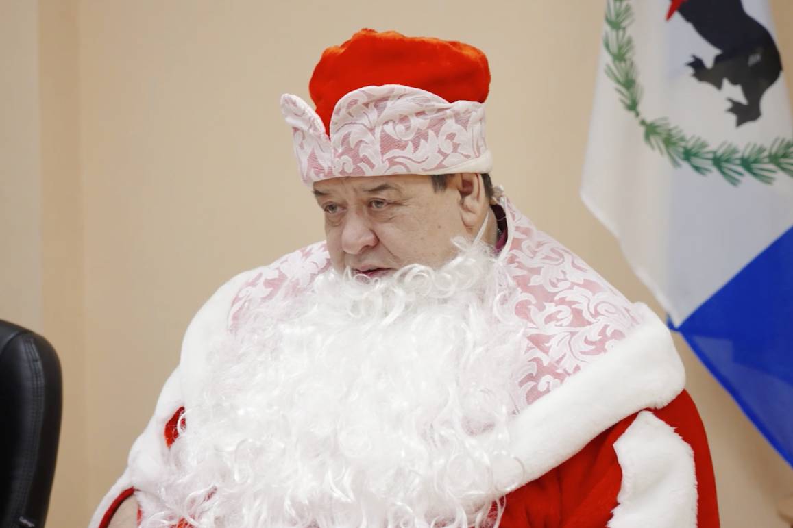 Волшебная планёрка: Российский мэр провёл предновогоднее совещание в образе Деда Мороза