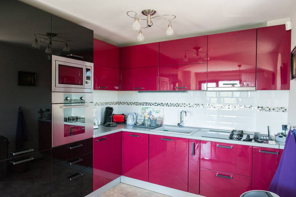 Глянцевые фасады дешевят кухонный гарнитур, даже если стоит он несколько сотен тысяч рублей. Фото © Shutterstock