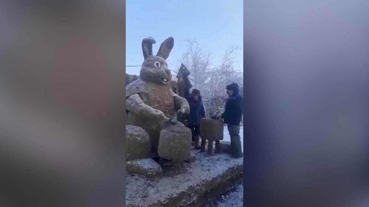 Шоколадный заяц: Известный скульптурами из навоза якутский фермер слепил символ 2023 года
