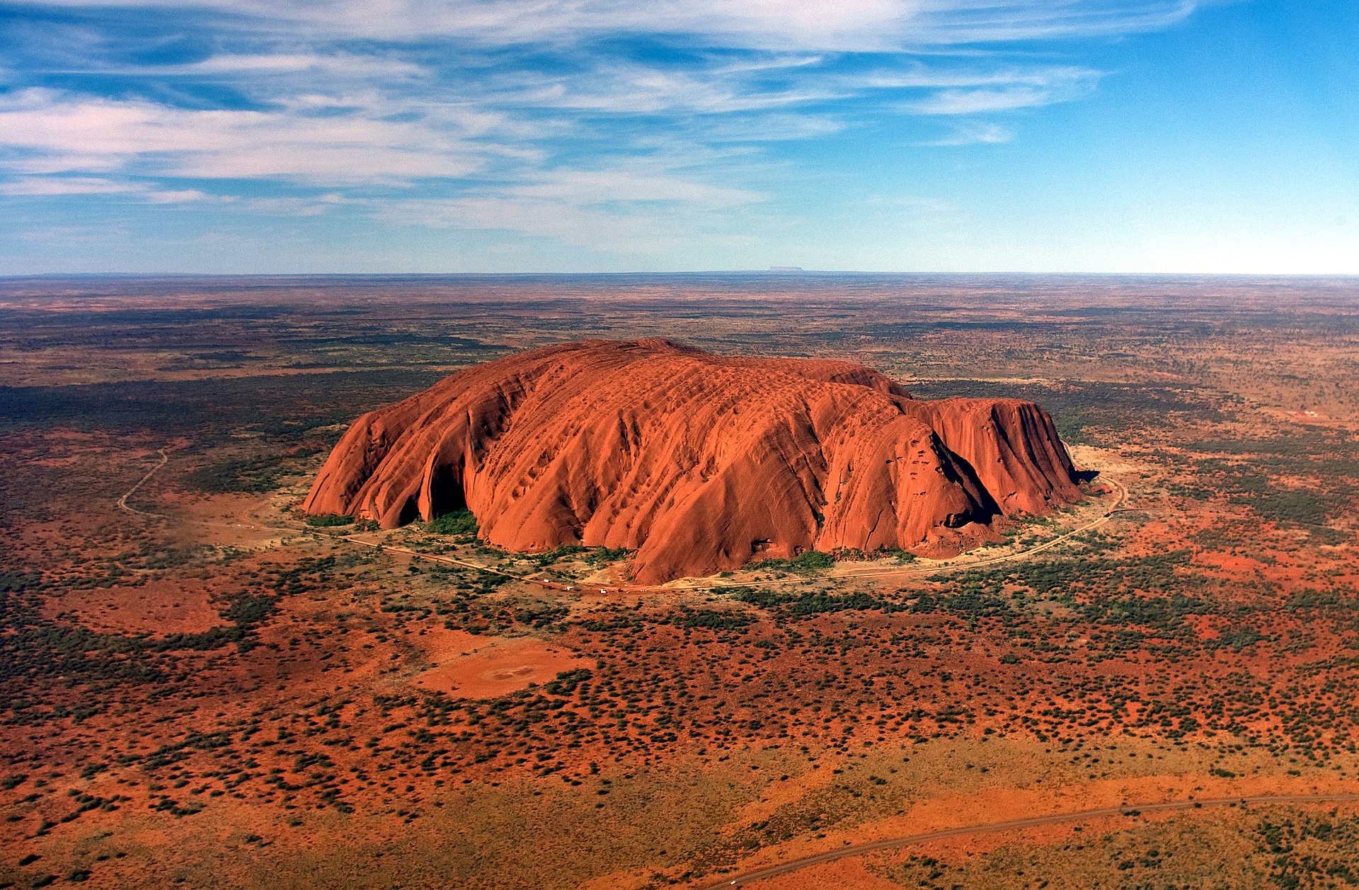 Скала Улуру в Центральной Австралии. Фото © Wikipedia / Corey Leopold