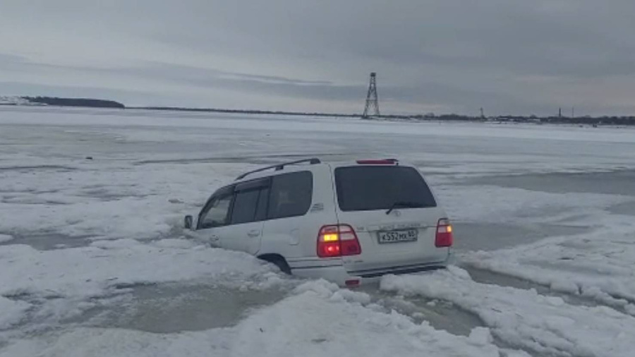 Рыбаки на Сахалине утопили Toyota Land Cruiser. Фото © Telegram / Звезда Поронайска