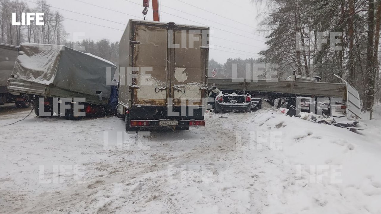 Последствия ДТП с пятью автомобилями на трассе в Московской области. Фото © LIFE