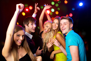 Психолог озвучила 5 причин отпустить подростка встречать Новый год с друзьями