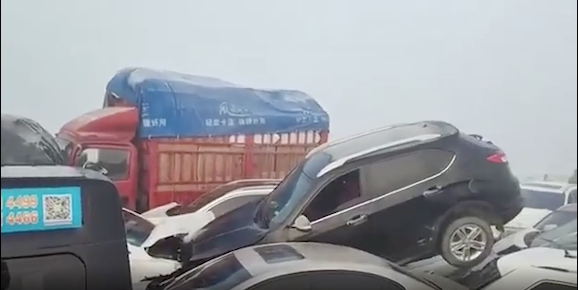 В Китае более 200 машин попали в ДТП из-за сильного тумана
