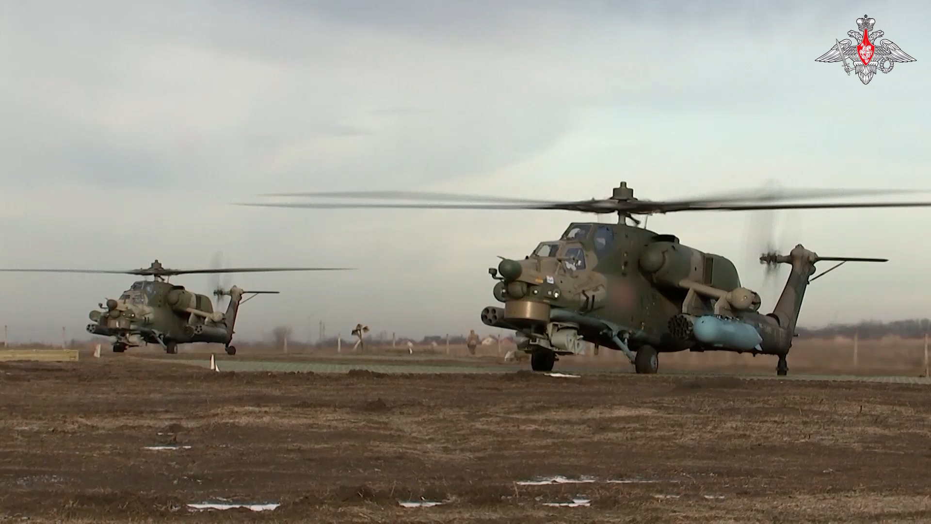 Попадание, отходим!: Опубликовано видео ударов Ми-28 и Ми-35 по объектам ВСУ