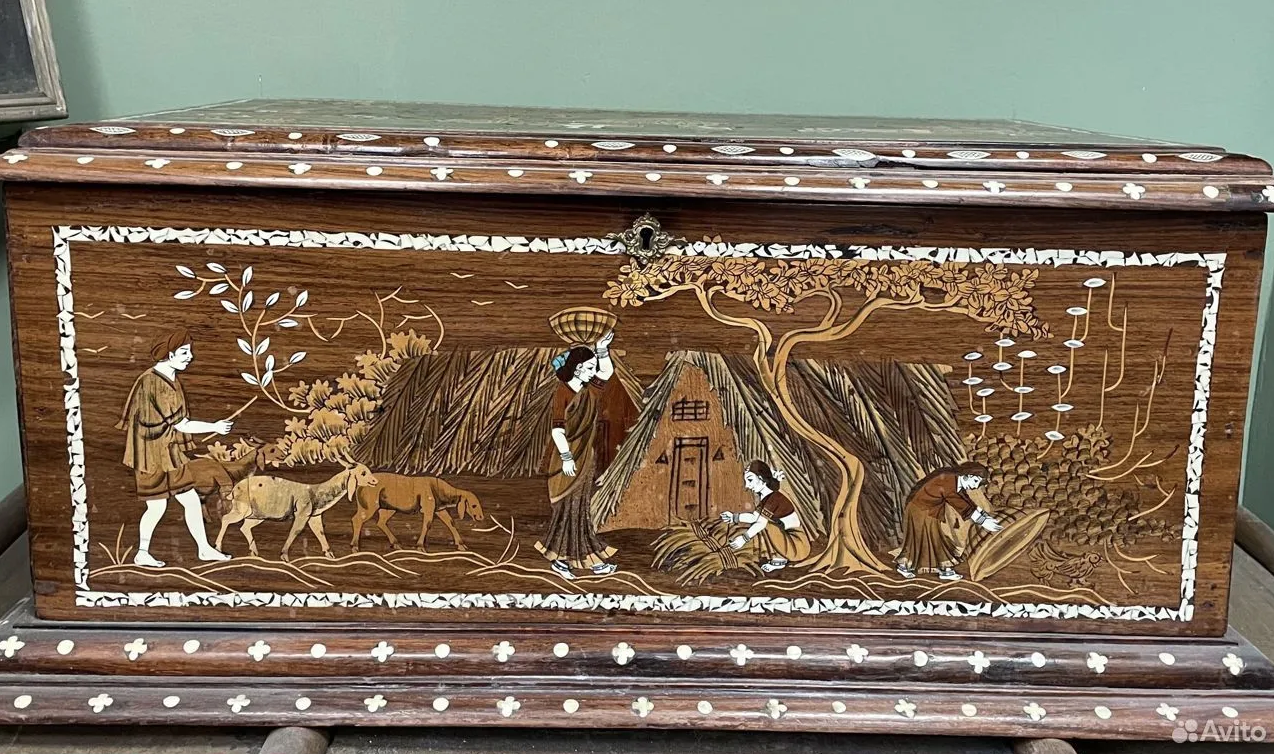 Деревянная шкатулка с интарсией из кости. Подарок Брежневу от индийского посольства. Фото © Avito