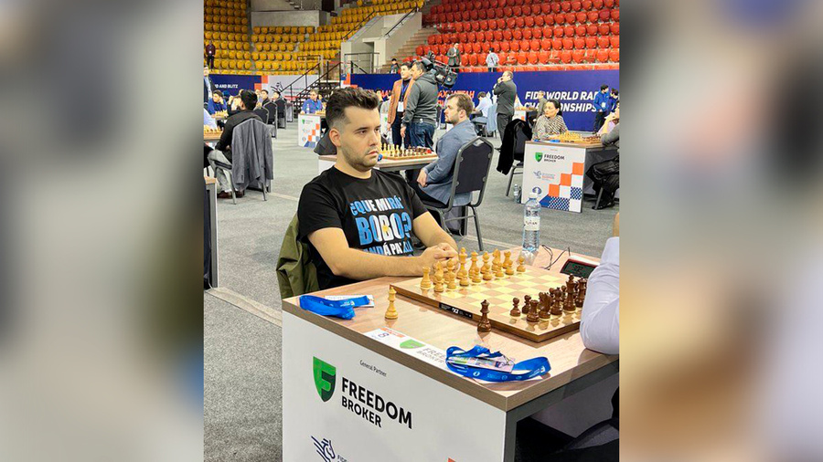 Ян Непомнящий играл в таком виде на ЧМ по быстрым шахматам. Обложка © Twitter / Плеймейкер