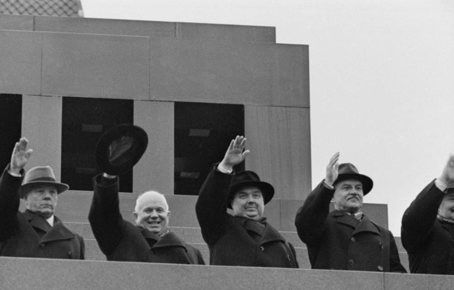 Совет Министров СССР на трибуне Мавзолея. Фото © Фотохроника ТАСС