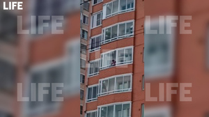 В подмосковном Дрожжине мужчина открыл стрельбу по автобусам с балкона шестого этажа