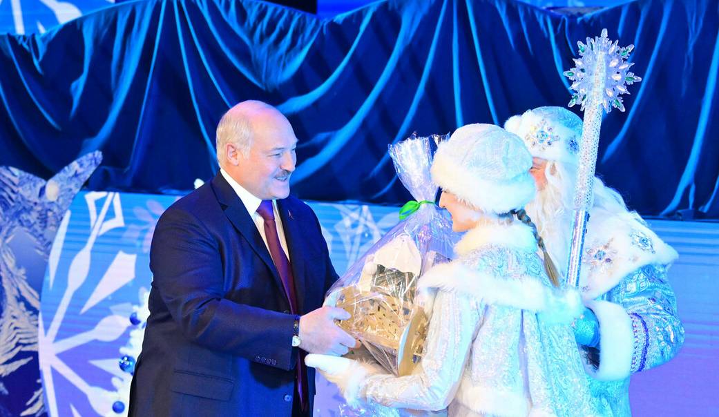 Лукашенко подарил Деду Морозу и Снегурочке корзину с "напитками для взрослых" и сладостями