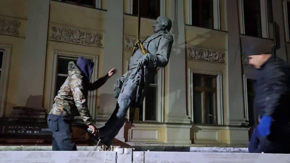 В Одессе снесли памятники Екатерине II и Суворову