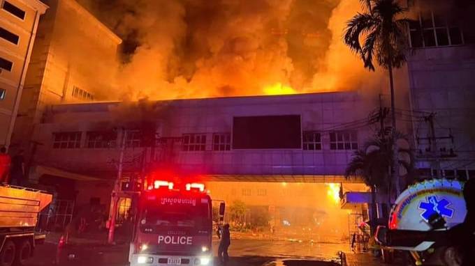 Люди прыгали из окон: В Камбодже десять человек погибли при пожаре в отеле