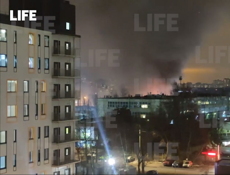 Пожар в автоцентре в Санкт-Петербурге. Фото © LIFE