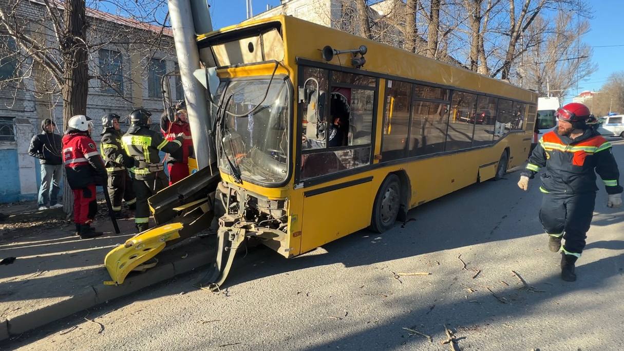 Последствия ДТП с автобусом в Саратове. Фото © Telegram / Юрий Юрин 