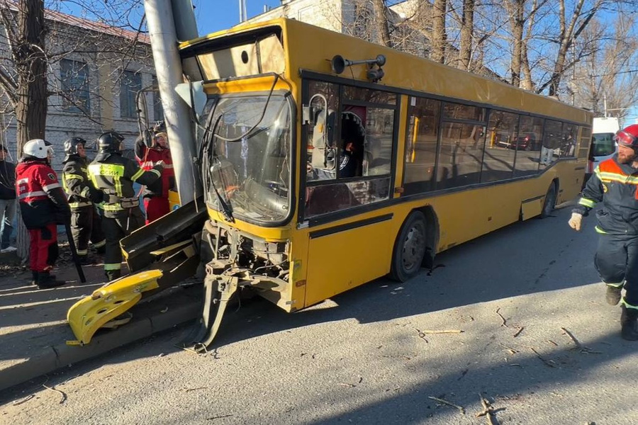 В Саратове водитель автобуса врезался в столб. Обложка © t.me / Юрий Юрин