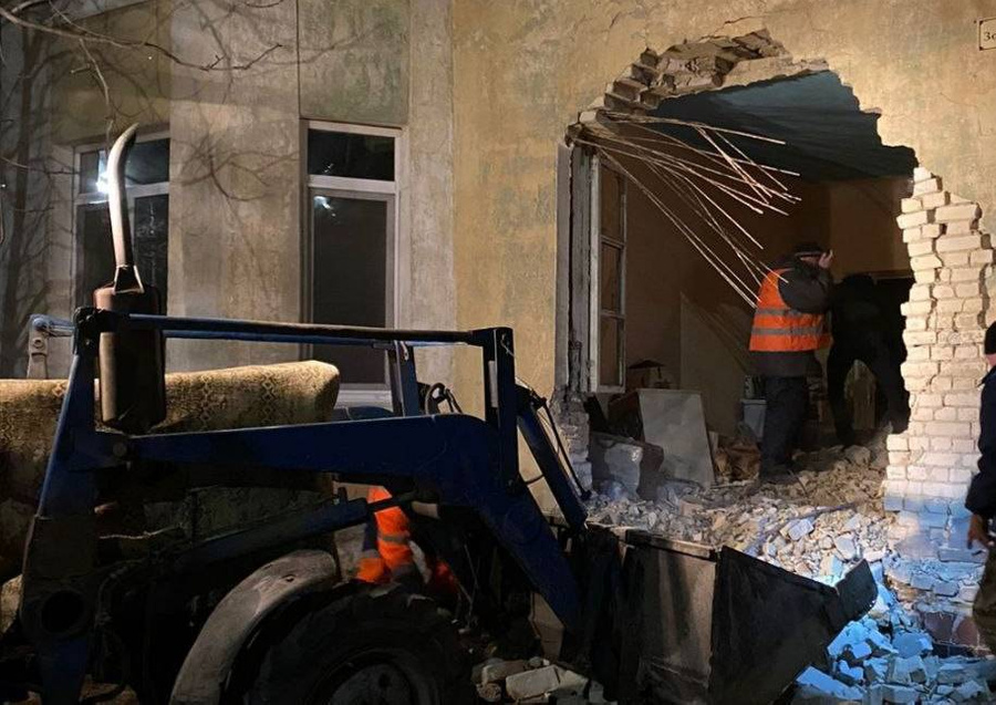 Дыра в доме после удара грузовика. Фото © Telegram / Прокуратура Саратова