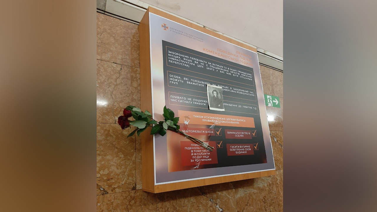 Неизвестные принесли цветы к закрытому от горожан в метро Киева бюсту Пушкина. Фото © Telegram-канал / Обозреватель