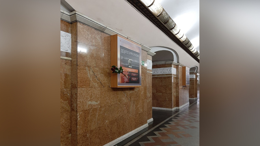 Цветы у закрытого бюста Пушкина в метро Киева. Фото © Telegram / "Обозреватель"