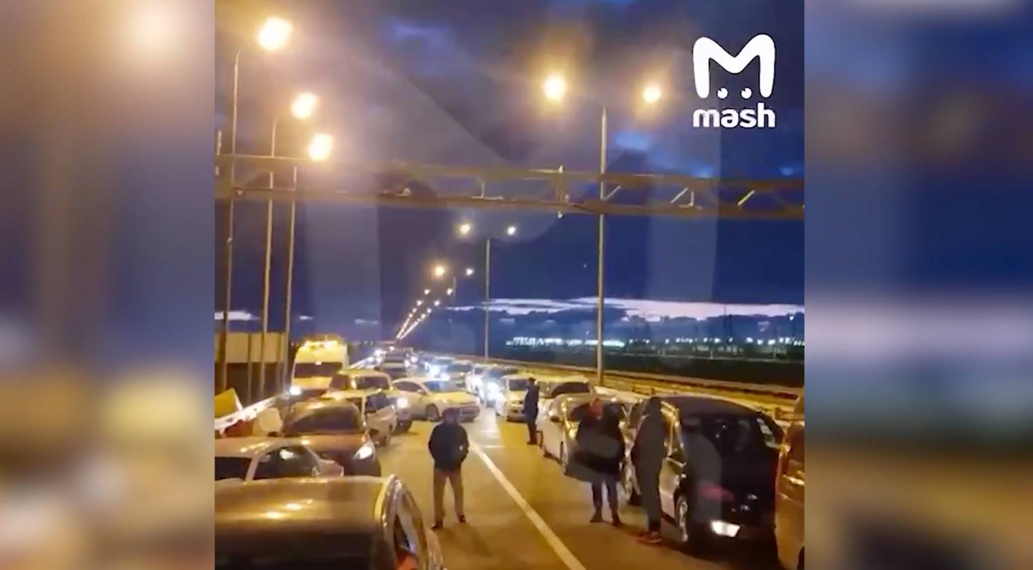Более тысячи автомобилистов застряли в трёхкилометровой пробке у Крымского моста