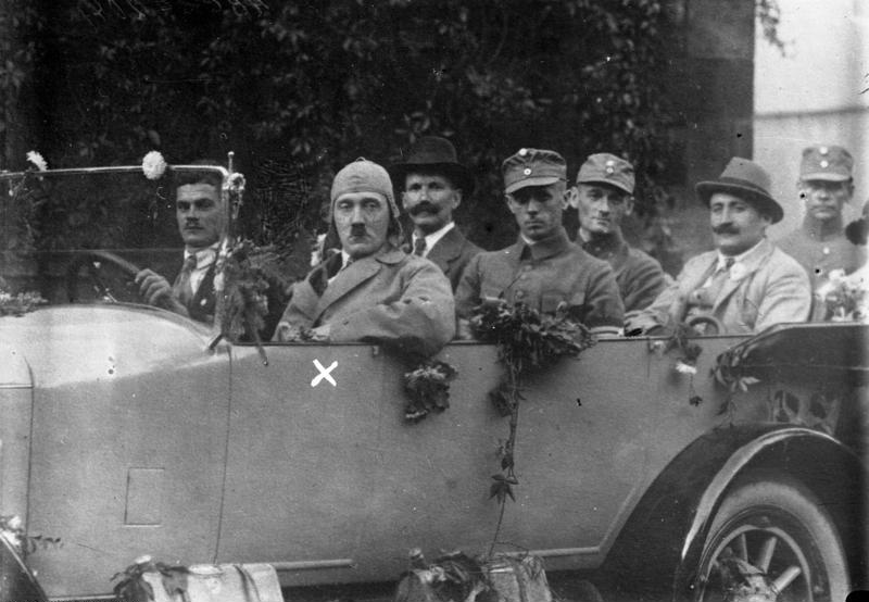 Гитлер во время пропагандистского турне. Фото © Wikipedia
