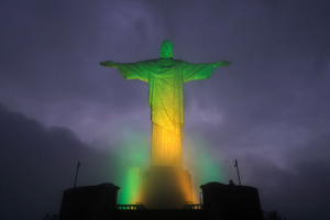 Статую Христа окрасили в цвета флага: В память о Пеле в Бразилии объявлен трёхдневный траур