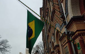 Посольство Бразилии в Москве приспустило флаги в память о Пеле