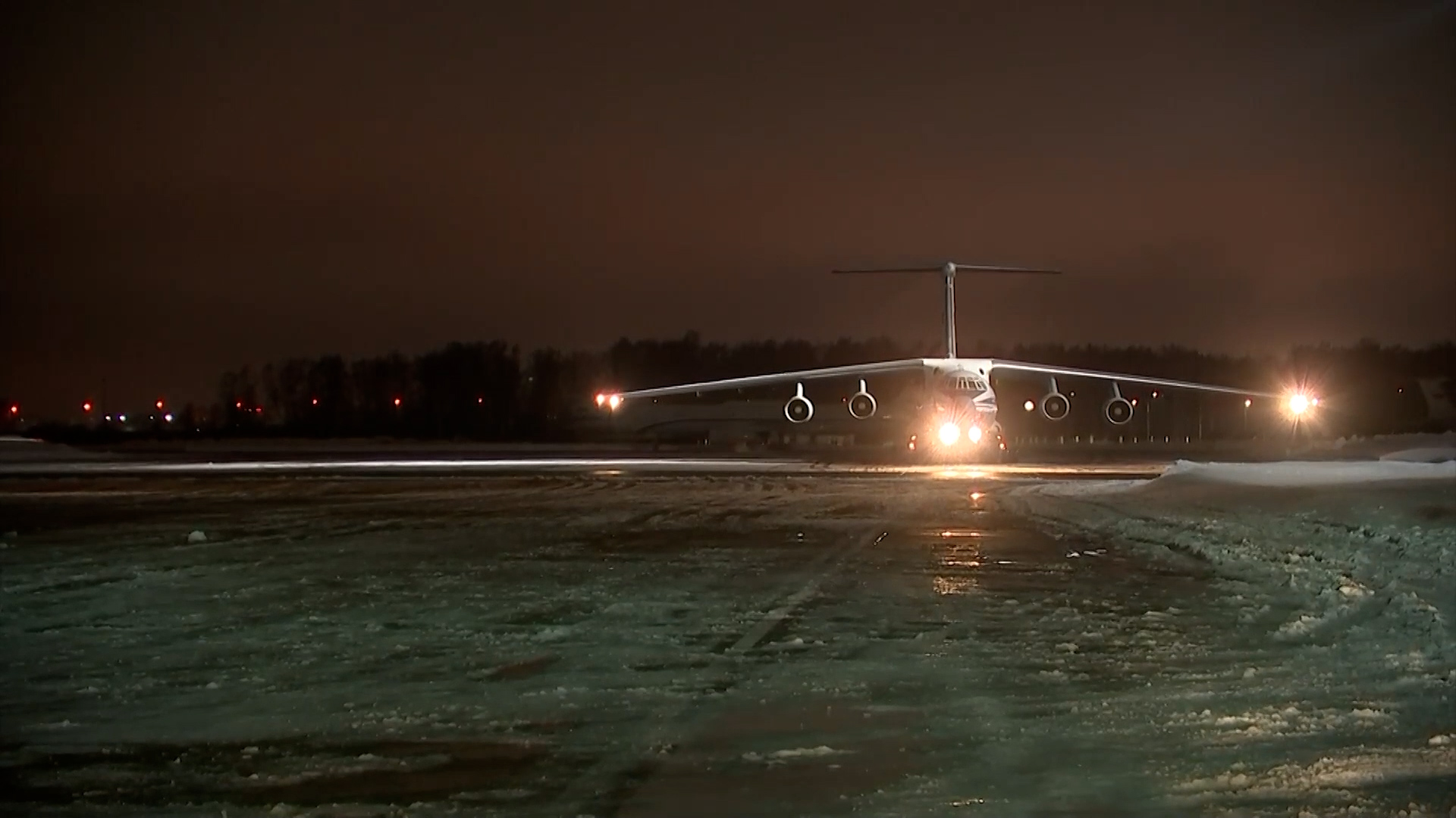 Появилось видео посадки самолёта с вернувшимися из плена военными на аэродроме Чкаловский