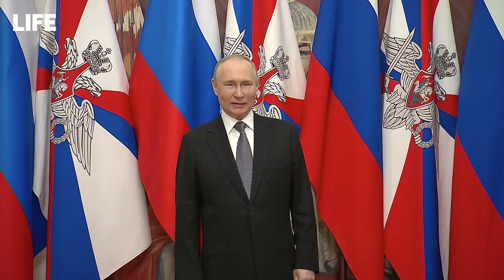 Путин поблагодарил российских военных за службу Отечеству