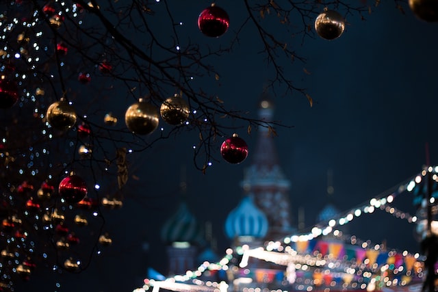 На Красной площади мужчина попытался поджечь новогоднюю ёлку, облив её бензином