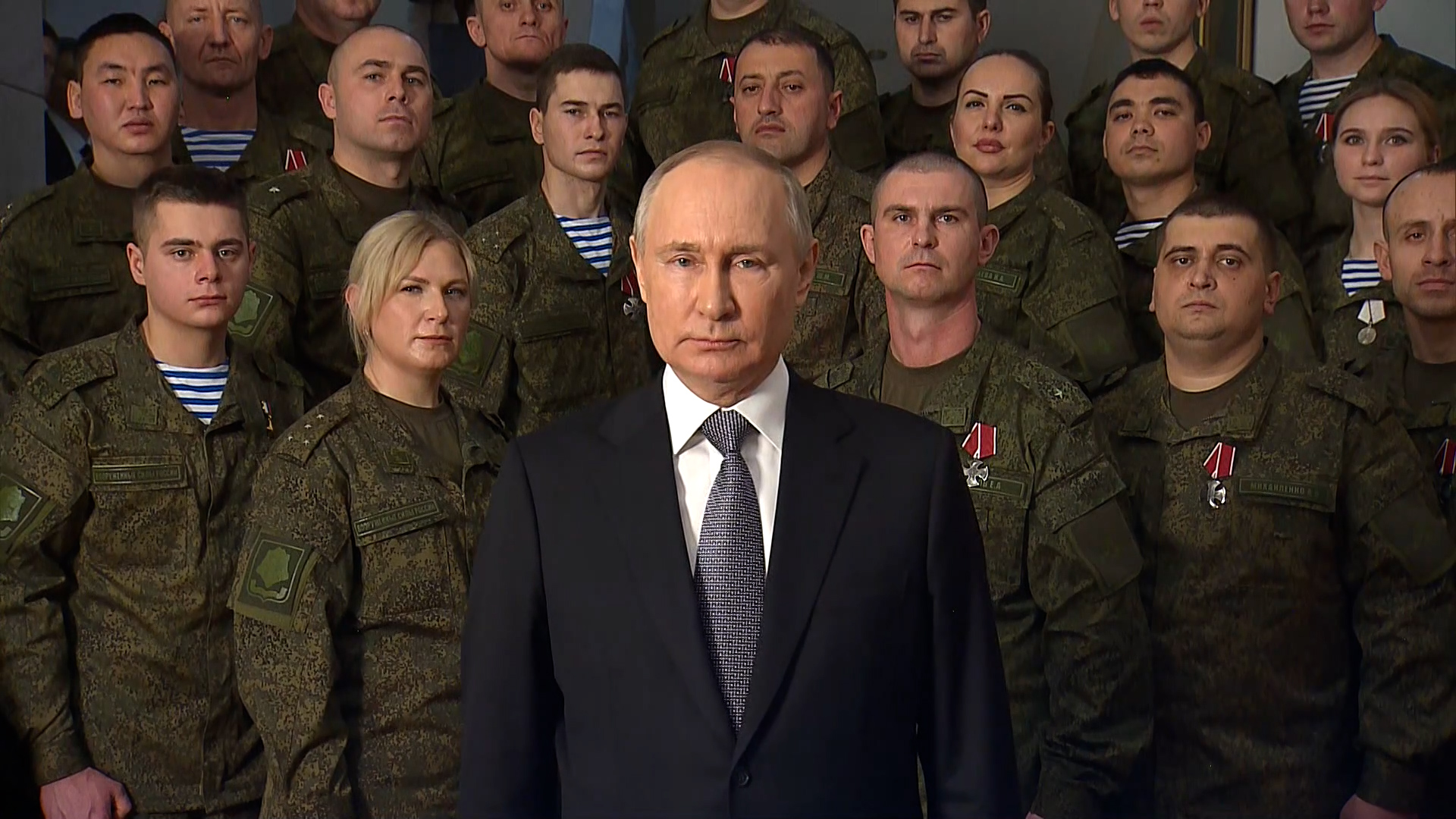 Кремль опубликовал полное видео новогоднего обращения Путина с солдатами за спиной