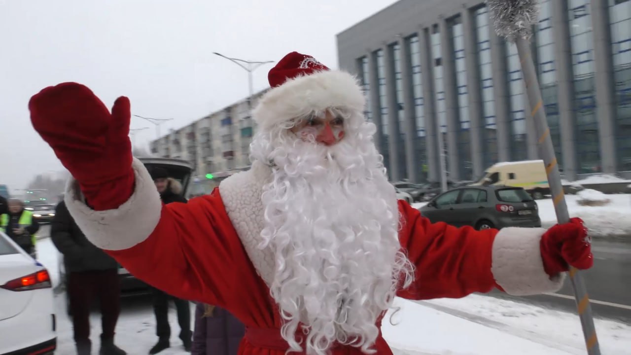 Дед Мороз и Снегурочка поздравили липецких водителей с Новым годом