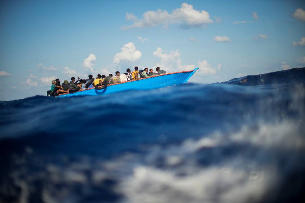 Полиция Кипра спасла 13 мигрантов, которые пытались попасть на остров на протекающей лодке