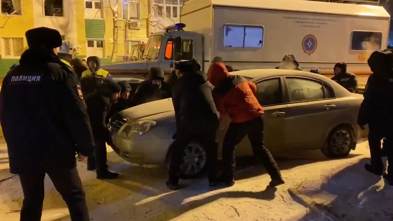 Очевидцы на руках перенесли авто, которое мешало работе МЧС после взрыва в Нижневартовске