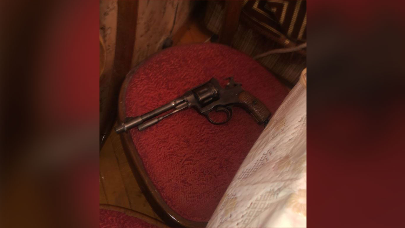 Найденный револьвер, из которого, предположительно, была убита женщина. Фото © Telegram / Прокуратура Москвы