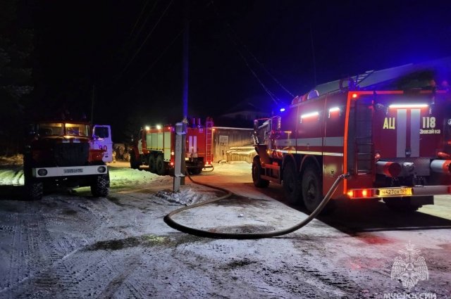 Пожарные на месте происшествия, где загорелся деревянный дом в Пермском крае. Фото © ГУ МЧС России по Пермскому краю