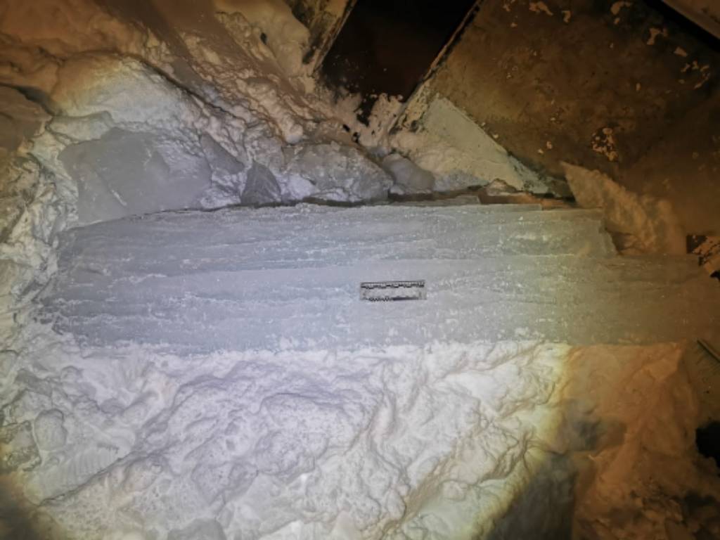 В Магадане восьмилетний мальчик погиб после схода снега с крыши детсада