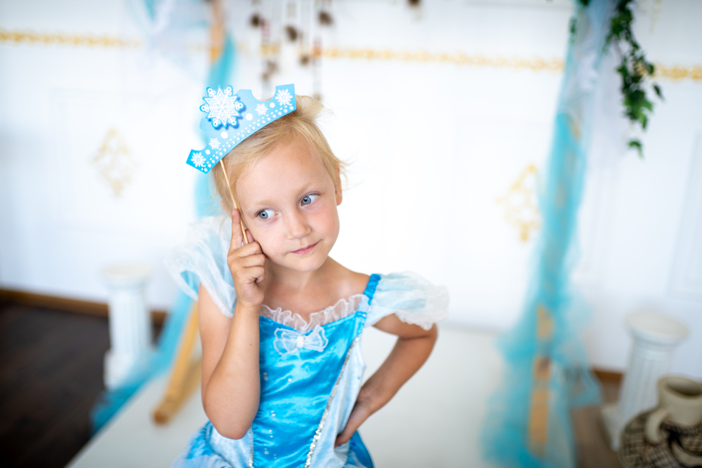 Ученица начальной школы будет рада получить в подарок карнавальный костюм, который позволит ей включить фантазию. Фото © Shutterstock