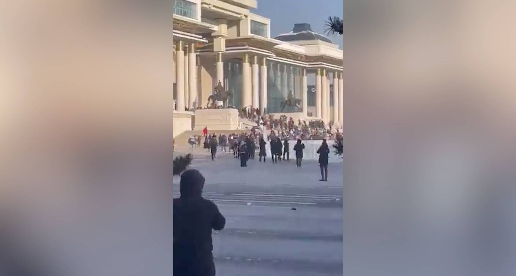 В Монголии массовые протесты переросли в попытку захвата Дворца правительства