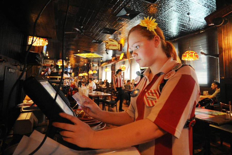 Официантка во время работы в ресторане Friday’s. Фото © ТАСС / Максим Шеметов