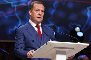 Медведев посоветовал ЕС запастись шнапсом и одеялами из-за потолка цен на нефть из РФ