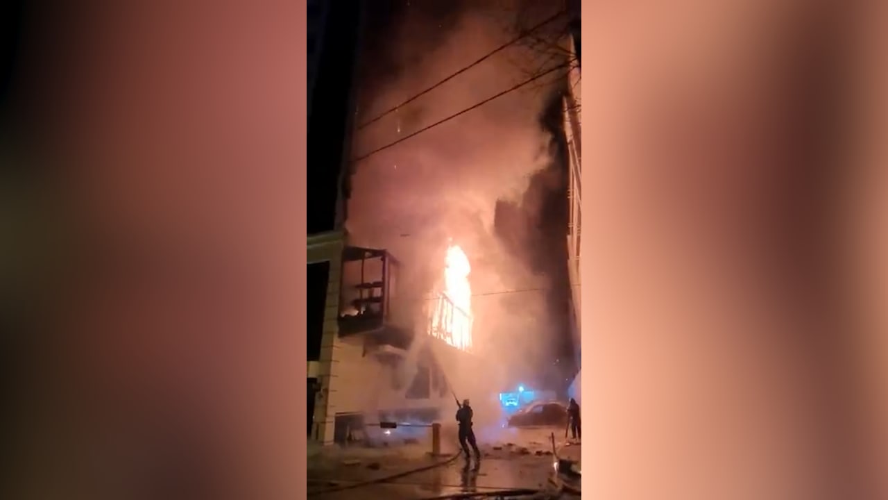 В центре Краснодара горит здание, в котором расположены отель и ресторан