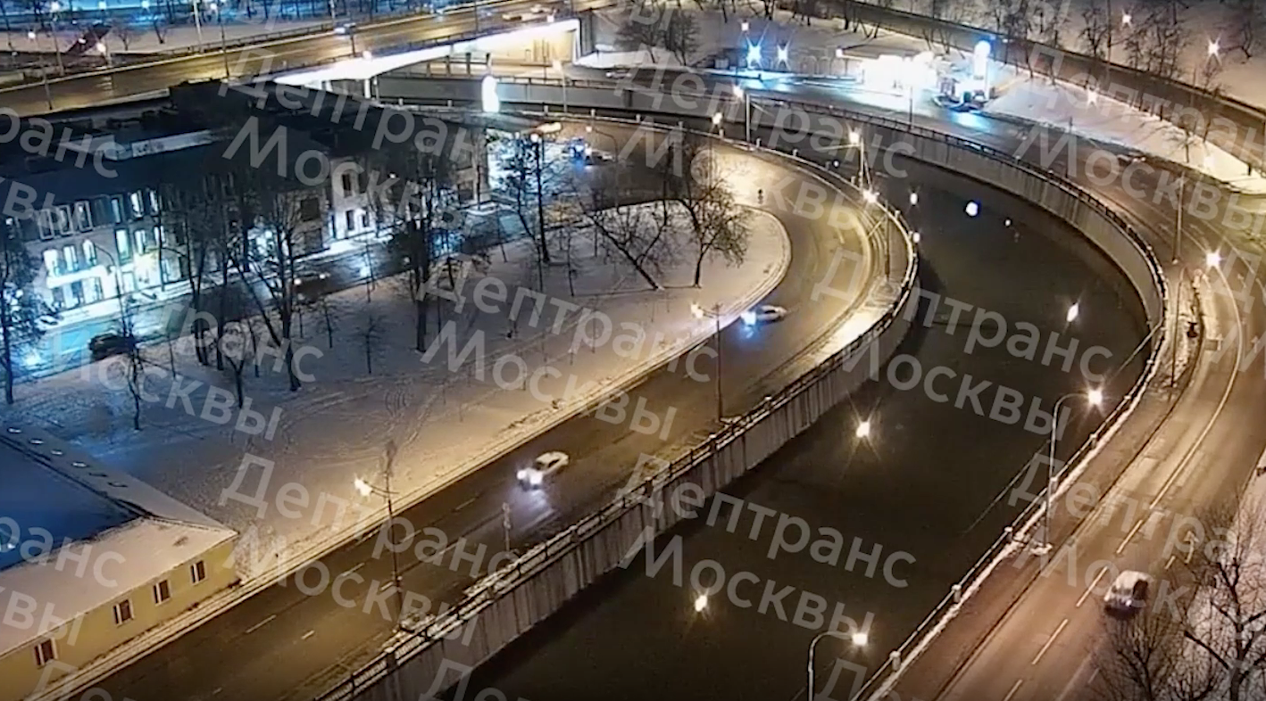 Появилось видео с моментом падения легковушки в воду в Москве