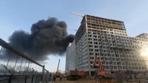 Лайф публикует видео пожара на стройке ЖК на севере Москвы