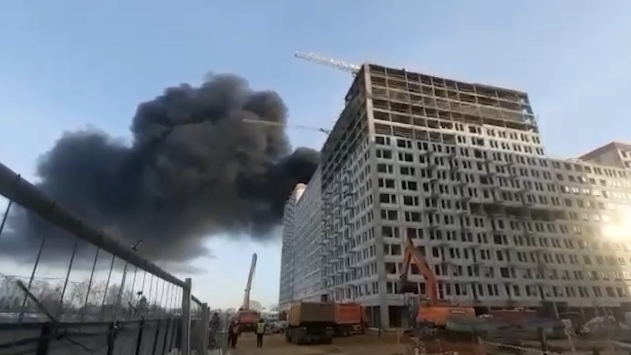 Лайф публикует видео пожара на стройке ЖК на севере Москвы