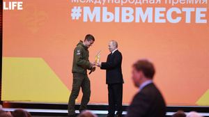 Путин наградил "Волонтёра года", который помог эвакуировать более 30 000 жителей Донбасса