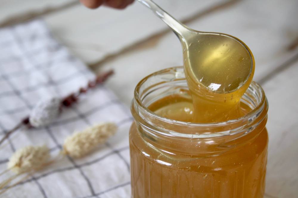 Педиатр назвала подходящий возраст, чтобы начинать давать детям мёд